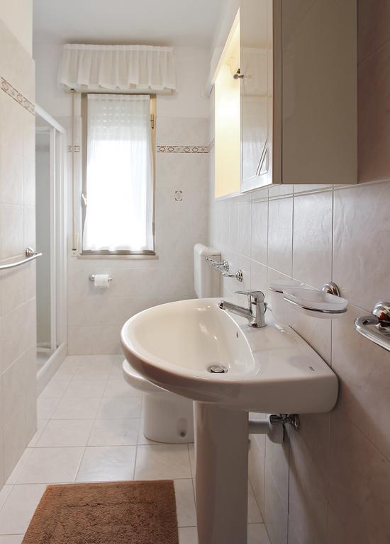 Residenza Ibsen Apartamento Lignano Sabbiadoro Quarto foto