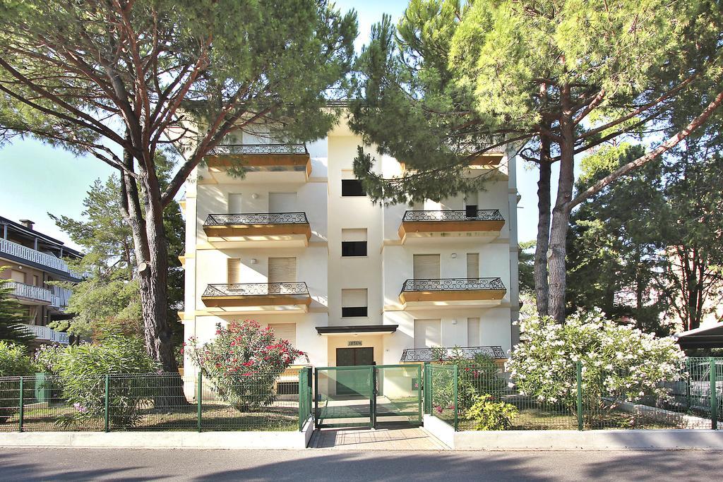 Residenza Ibsen Apartamento Lignano Sabbiadoro Quarto foto