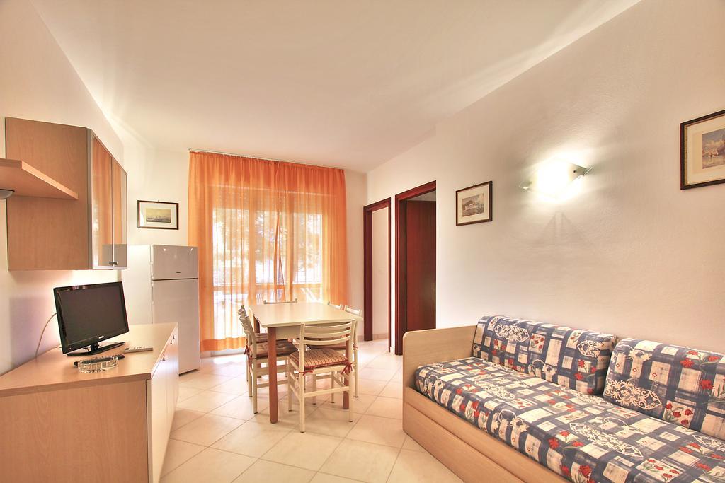 Residenza Ibsen Apartamento Lignano Sabbiadoro Quarto foto