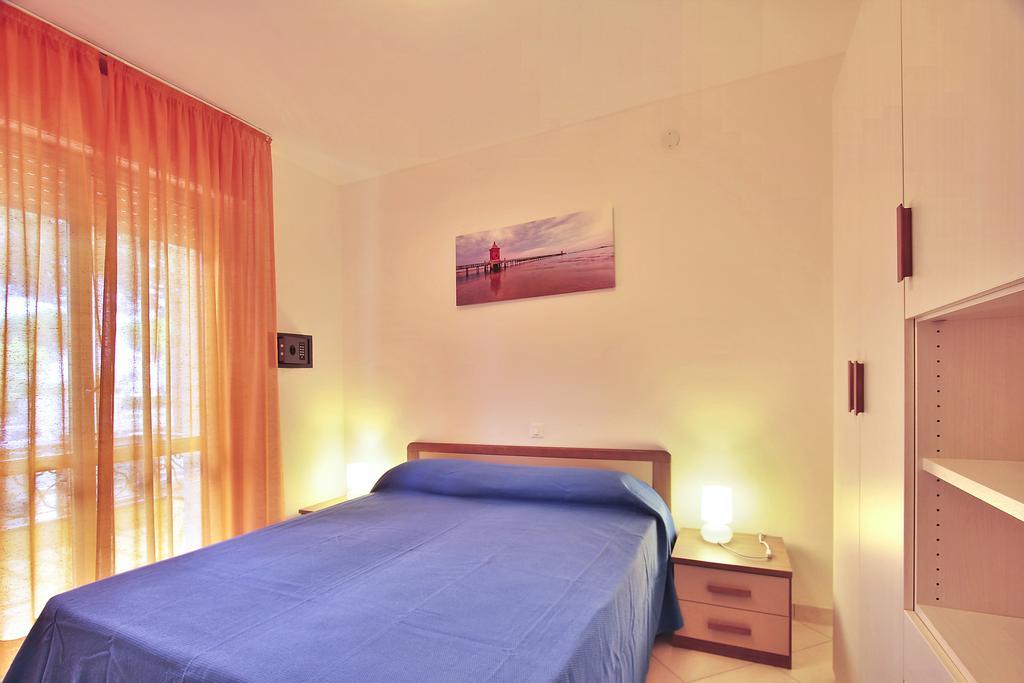Residenza Ibsen Apartamento Lignano Sabbiadoro Quarto foto