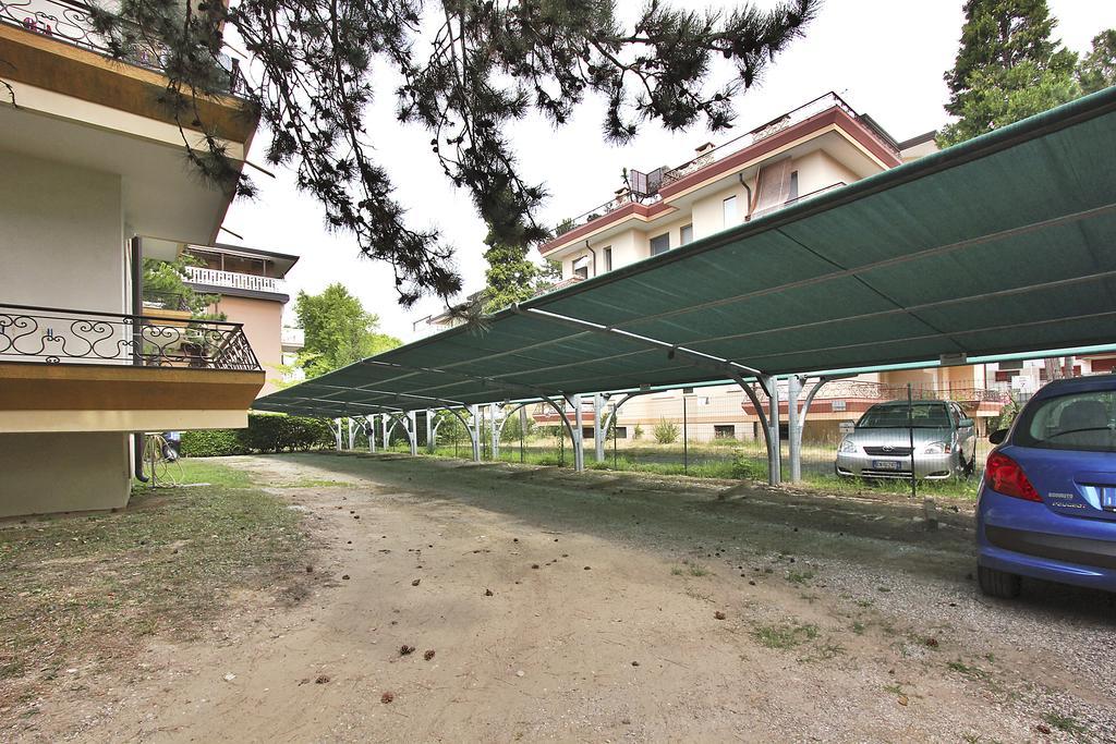 Residenza Ibsen Apartamento Lignano Sabbiadoro Quarto foto
